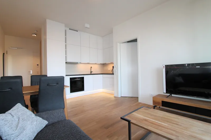 STILVOLL MÖBLIERTE 2-ZI BAUWOHNUNG IM 4.OG MIT AUFZUG & BALKON — photo 1